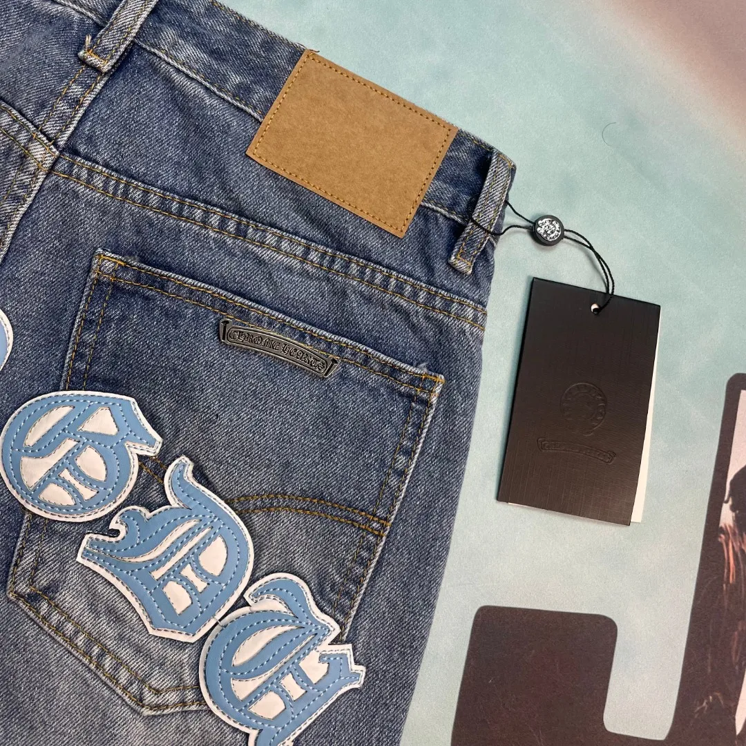 🅿️290 🔘Style number-KL162 🔘Croxin 𝐂𝐡𝐫𝐨𝐦𝐞 𝐇𝐞𝐚𝐫𝐭 city limited Sanskrit cross patch leather jeans* These Croxin city limited series jeans are a very popular limited edition in the fashion circle! It is made of classic blue denim, which has a great texture, is crisp and soft, and is extremely durable. The colorful crosses and letter patterns on the pants are so eye-catching. The crosses are available in blue and white, and are presented through exquisite craftsmanship. They have a strong three-dimensional effect and the colors are not easy to fade. The letter pattern is exquisite and paired with the cross, it is full of fashion. In terms of production technology, Croxin has always pursued perfection. The wiring is neat, the hardware accessories are customized, and the buttons, zippers, etc. all have Croxin's signature details, giving it a full sense of luxury. The straight version doesn't matter the shape of your legs. It looks good on both thick and thin legs, and it's super versatile. The matching suggestions are as follows: Street fashion style: Wear a loose white hooded sweatshirt on the upper body, a black Crow Heart leather jacket, black high-top Converse or Martin boots, and then put on a Crow Heart silver necklace or ring to look cool and handsome. Casual fashion style: Pair with a solid-color short-sleeved T-shirt, such as black, white and gray, which looks great. Wear white Nike sneakers and carry a heart-shaped crossbody bag. It is comfortable and fashionable for daily outings. Retro personality style: Wear a floral shirt tucked into the waistband, and pair with retro western boots or designer dad shoes to easily create a retro personality atmosphere. These pants are fashionable and versatile. They can also be worn as a couple's style. They are so eye-catching when out on the street! Trend lovers don’t miss it!  Size: S M L XL (28.30.32.34) Color: Blue